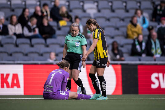 Häckens målvakt Fanney Inga Birkisdottir får vård