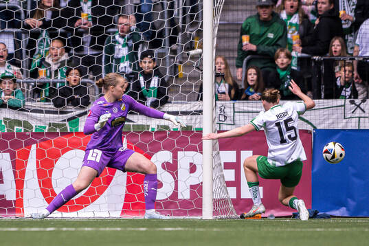 Häckens målvakt Fanney Inga Birkisdottir och Hammarbys