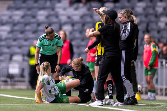 Hammarbys Stina Lennartsson har ont och får vård