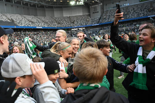 Hammarbys spelare jublar