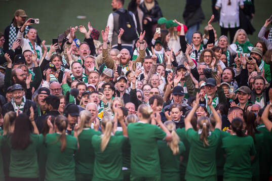 Hammarbys supportrar jublar
