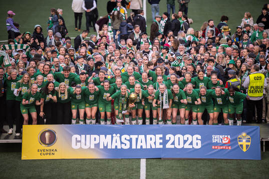 Hammarbys spelare jublar med pokalen
