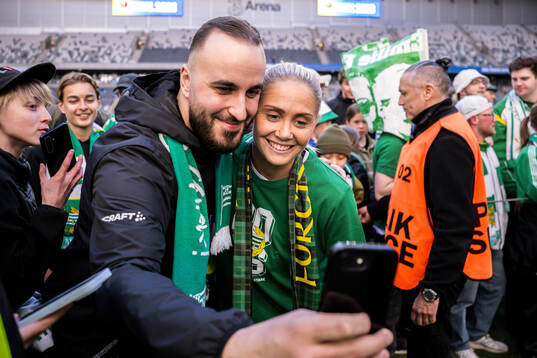 Hammarbys Alice Carlsson med supporter