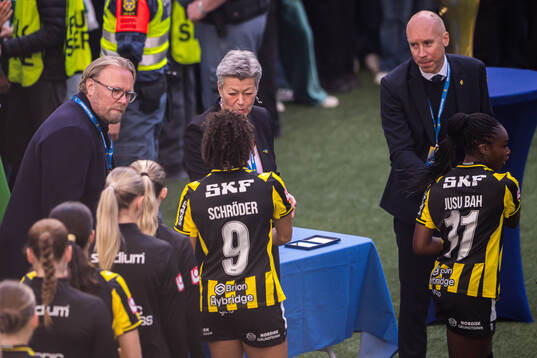 Häckens Felicia Schröder och Monica Jusu Bah deppar