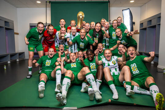 Hammarbys Alice Carlsson jublar med sina lagkamrater och