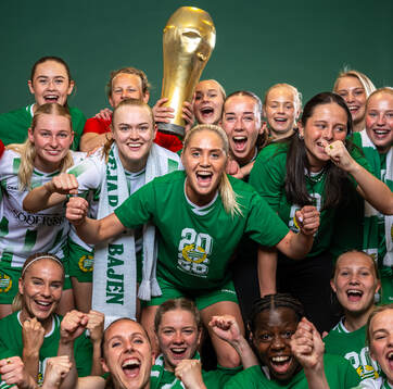 Hammarbys Alice Carlsson jublar med sina lagkamrater och