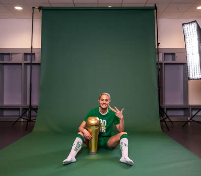 Hammarbys Alice Carlsson poserar och jublar med pokalen
