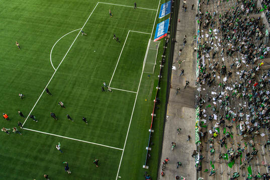Hammarbys supportar stormar planen