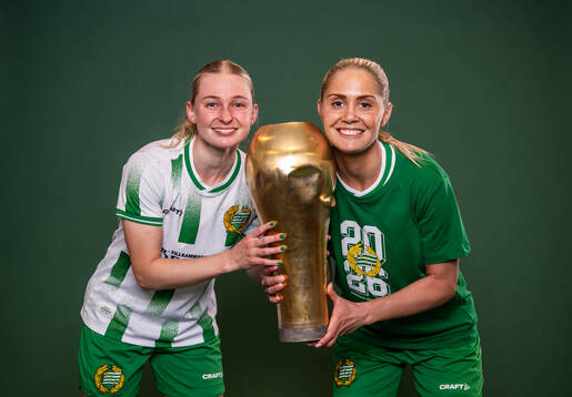 Hammarbys Emilie Joramo och Alice Carlsson poserar med