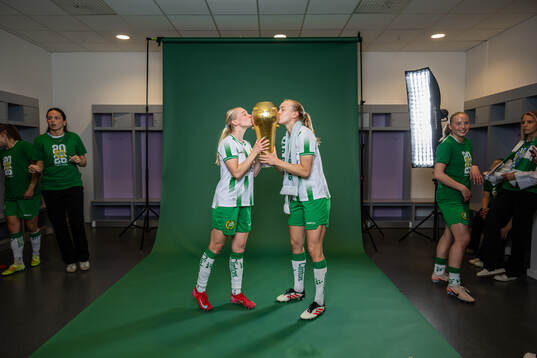Hammarbys Elin Sørum och Emilie Joramo jublar med pokalen