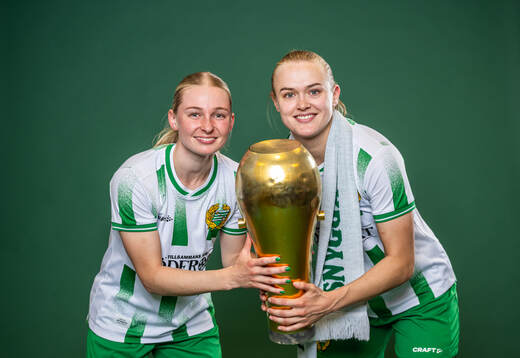 Hammarbys Elin Sørum och Emilie Joramo jublar med pokalen