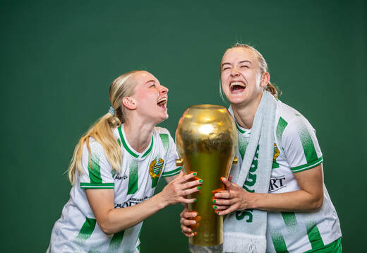 Hammarbys Elin Sørum och Emilie Joramo jublar med pokalen