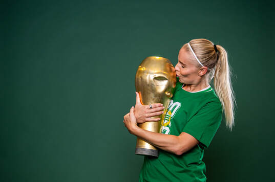 Hammarbys Stina Lennartsson poserar med pokalen