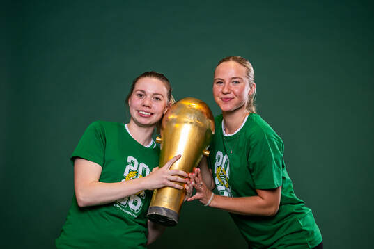 Hammarbys Bea Sprung och Mathilde Janzen poserar med pokalen