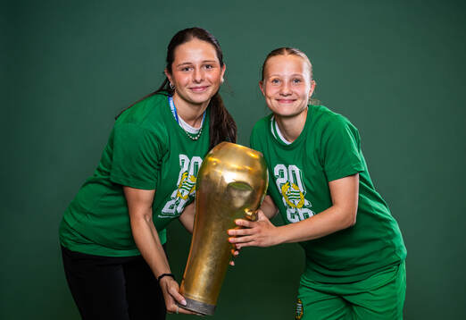 Hammarbys Fanny Peterson och Stella Maiquez poserar med