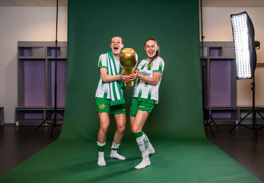 Hammarbys Sofia Reidy och Svea Rehnberg jublar med pokalen