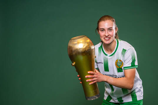 Hammarbys Vilma Emilia Koivisto jublar med pokalen
