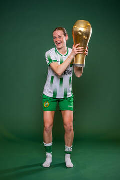 Hammarbys Sofia Reidy jublar med pokalen
