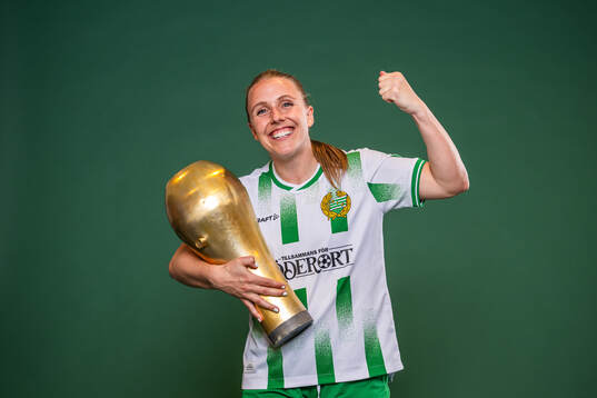 Hammarbys Gudrun Arnardottir jublar med pokalen