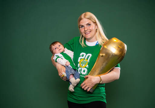 Hammarbys målvakt Emma Holmgren jublar med pokalen och sin