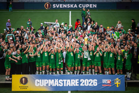 Hammarbys spelare jublar med pokalen