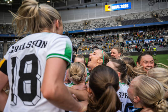 Hammarbys Stina Lennartsson och Alice Carlsson jublar på