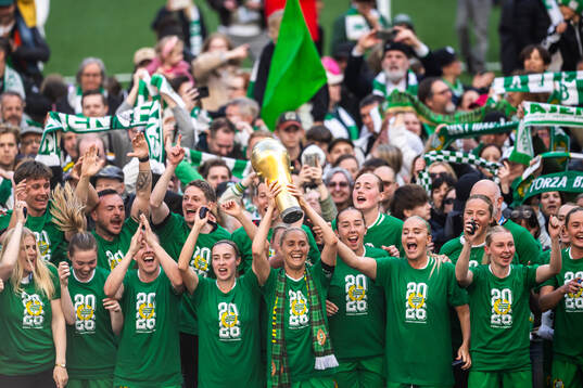Hammarbys Alice Carlsson jublar och lyfter pokalen med sina