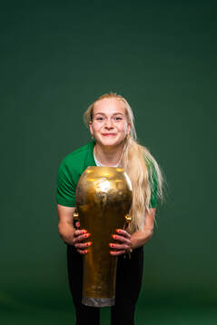 Hammarbys Doris Petz jublar med pokalen