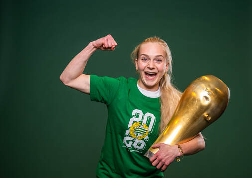Hammarbys Doris Petz jublar med pokalen
