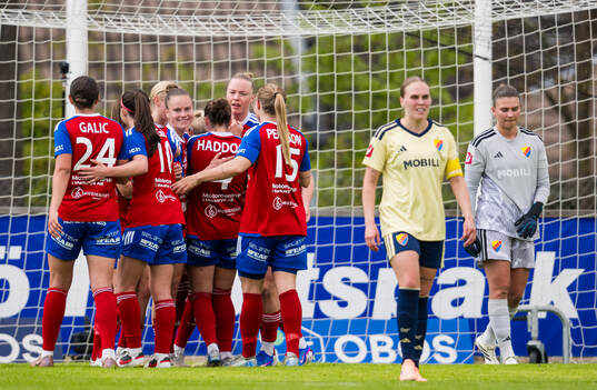Vittsjös Sanni Ojanen jublar med lagkamrater