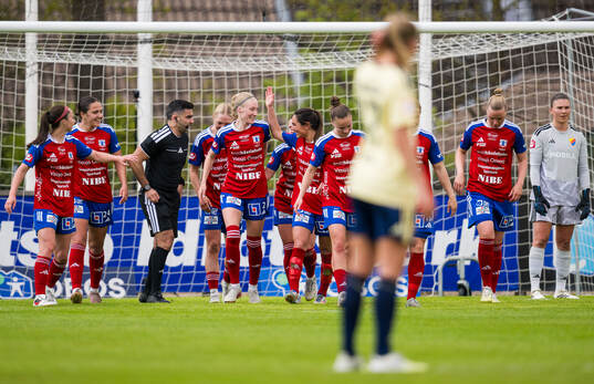Vittsjös Sanni Ojanen jublar med lagkamrater
