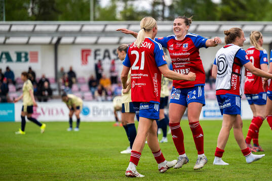 Vittsjös Anna Haddock och Milla Larsson jublar