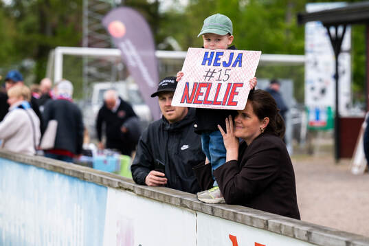 En ung Vittsjös supporter som hejar på Vittsjös Nellie