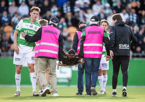 AIKs Ibrahim Cisse lämnar plan på bår