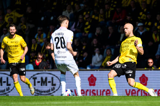 Häckens Adrian Svanbäck och Mjällbys Viktor Gustafson