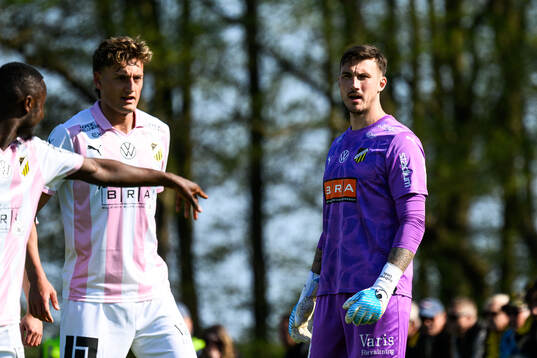 Häckens Silas Andersen och målvakt Andreas Linde