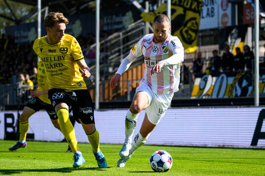 Mjällbys Jeppe Kjaer och Häckens Adam Lundkvist