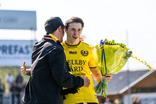 Mjällbys klubbchef Jacob Lennartsson och Elliot Stroud
