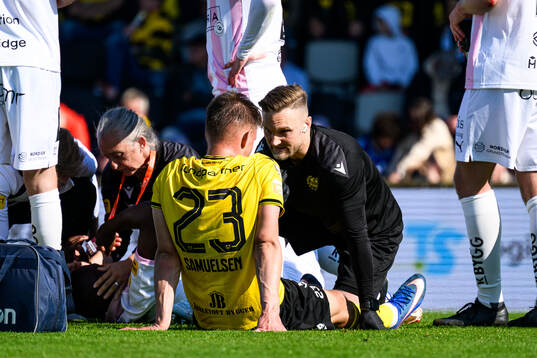Mjällbys Aki Samuelsen och fysioterapeut Filip Lundgårdh