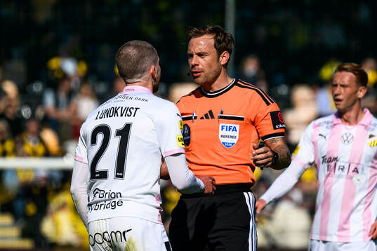 Häckens Adam Lundkvist och Domare Kristoffer Karlsson