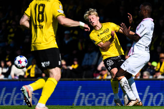 Mjällbys Romeo Leandersson och Häckens Brice Wembangomo