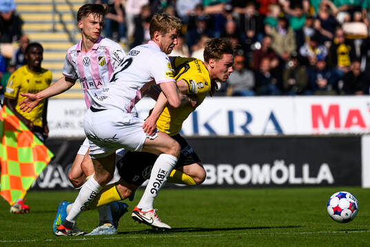 Häckens Adrian Svanbäck och Filip Helander och Mjällbys