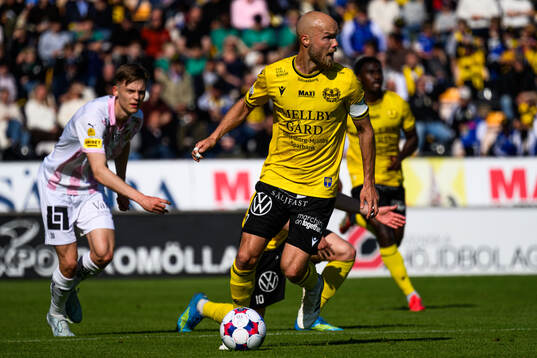 Häckens Adrian Svanbäck och Mjällbys Viktor Gustafson