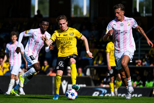 Häckens Abdoulaye Doumbia och Mjällbys Jeppe Kjaer och