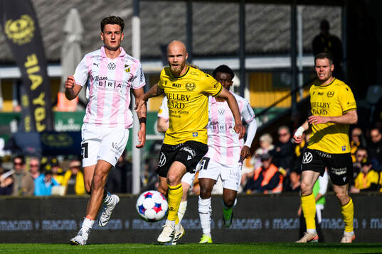 Häckens Silas Andersen och Mjällbys Viktor Gustafson