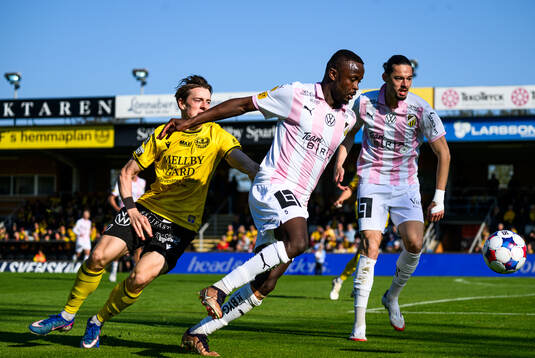 Mjällbys Elliot Stroud och Häckens Brice Wembangomo och