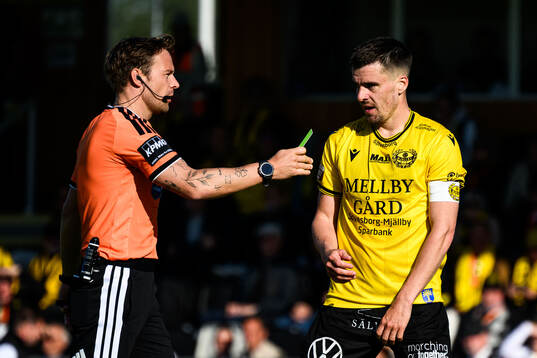 Domare Kristoffer Karlsson och Mjällbys Jesper Gustavsson