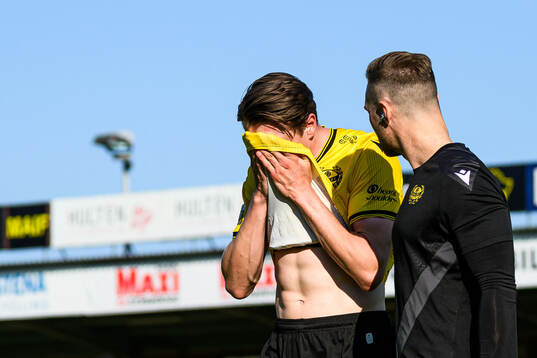 Mjällbys Elliot Stroud lämnar planen