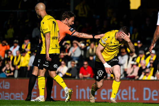 Domare Kristoffer Karlsson och Mjällbys Jacob Bergström
