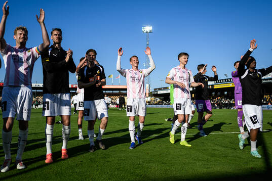 Häckens Julius Lindberg och Adrian Svanbäck jublar